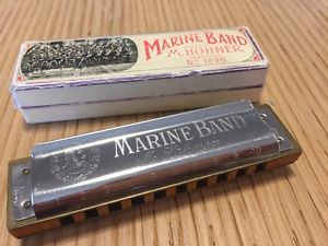 A hohner marine band in C. He has a marine band in all 12 keys.