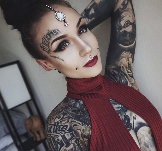 Face claim: Monami frost