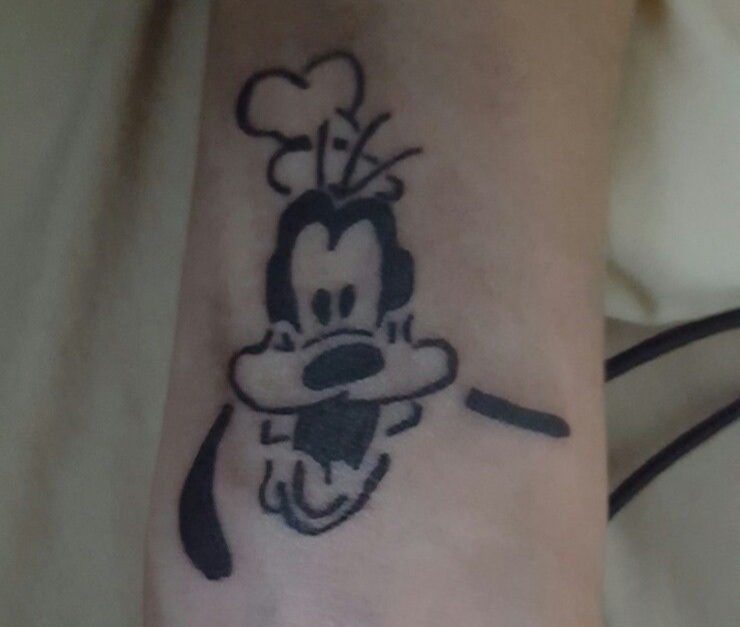 Its on his left pectoral over his heart because he's Goofy at heart. Hyuck! It was done by Sarina.