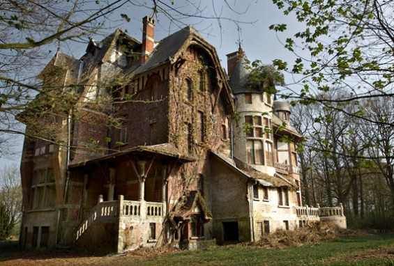 This is what I imagine the Allaband Mansion would look like