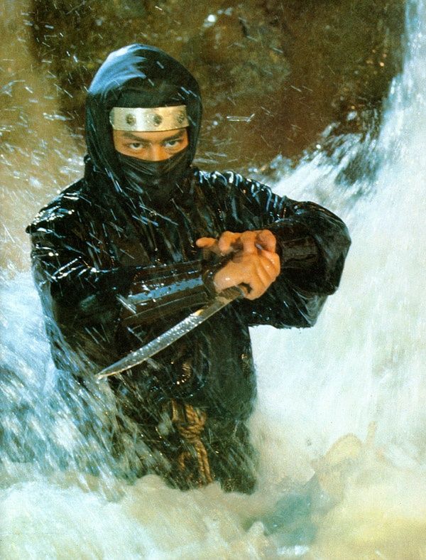 Typical Shinobi Shozoku worn by ninjas. While commonly black they wore many colors to match their surroundings and added brush to blend with trees and tall grass.